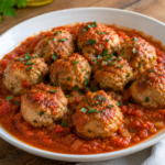 Albóndigas de pavo en salsa de tomate, jugosas y ligeras, un plato de toda la vida hecho más saludable en 35 minutos.