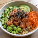 poke bowl de salmón saludable con aguacate, edamame y arroz integral