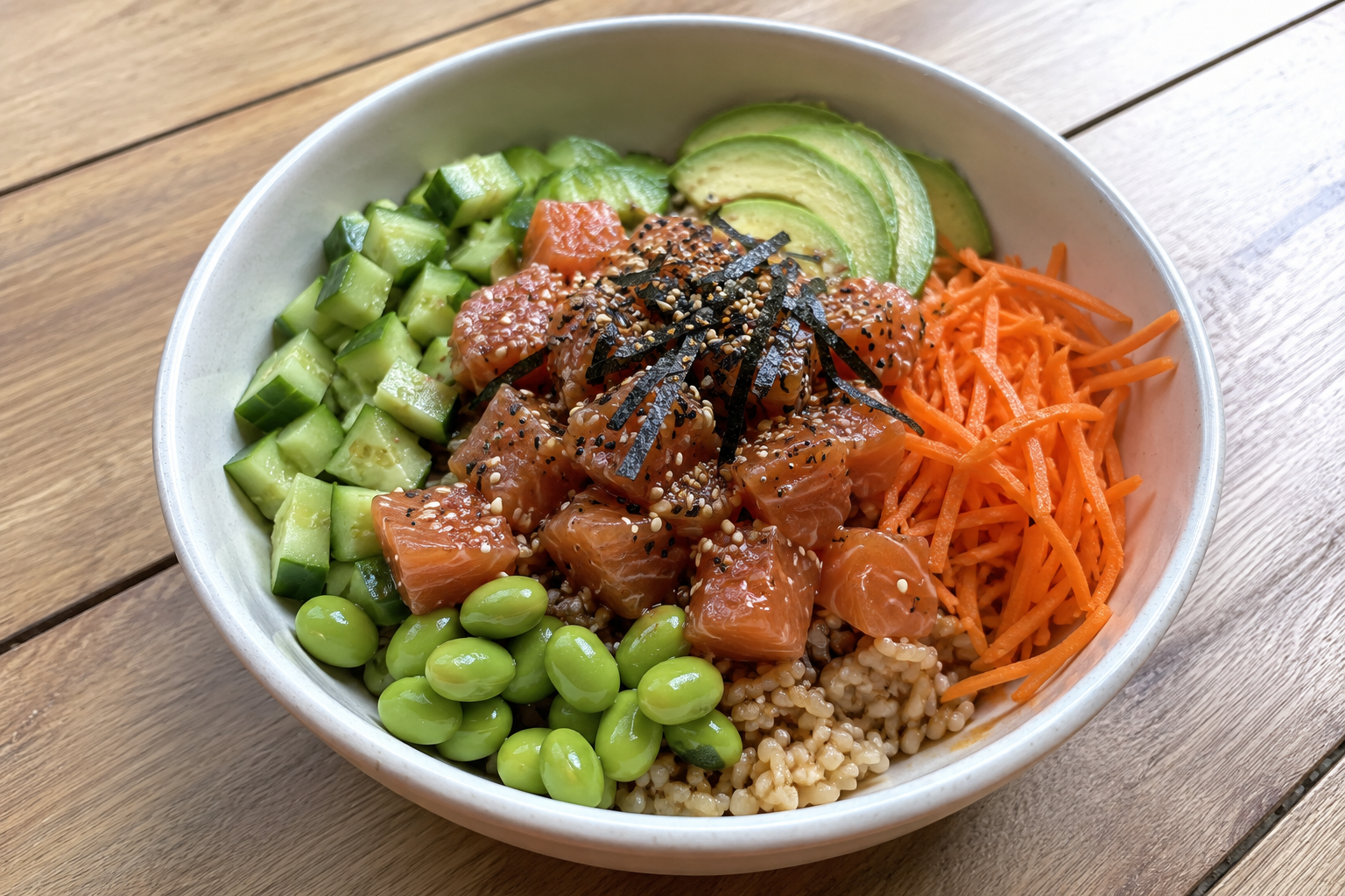 poke bowl de salmón saludable con aguacate, edamame y arroz integral