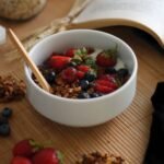 yogur con granola casera y frutos rojos
