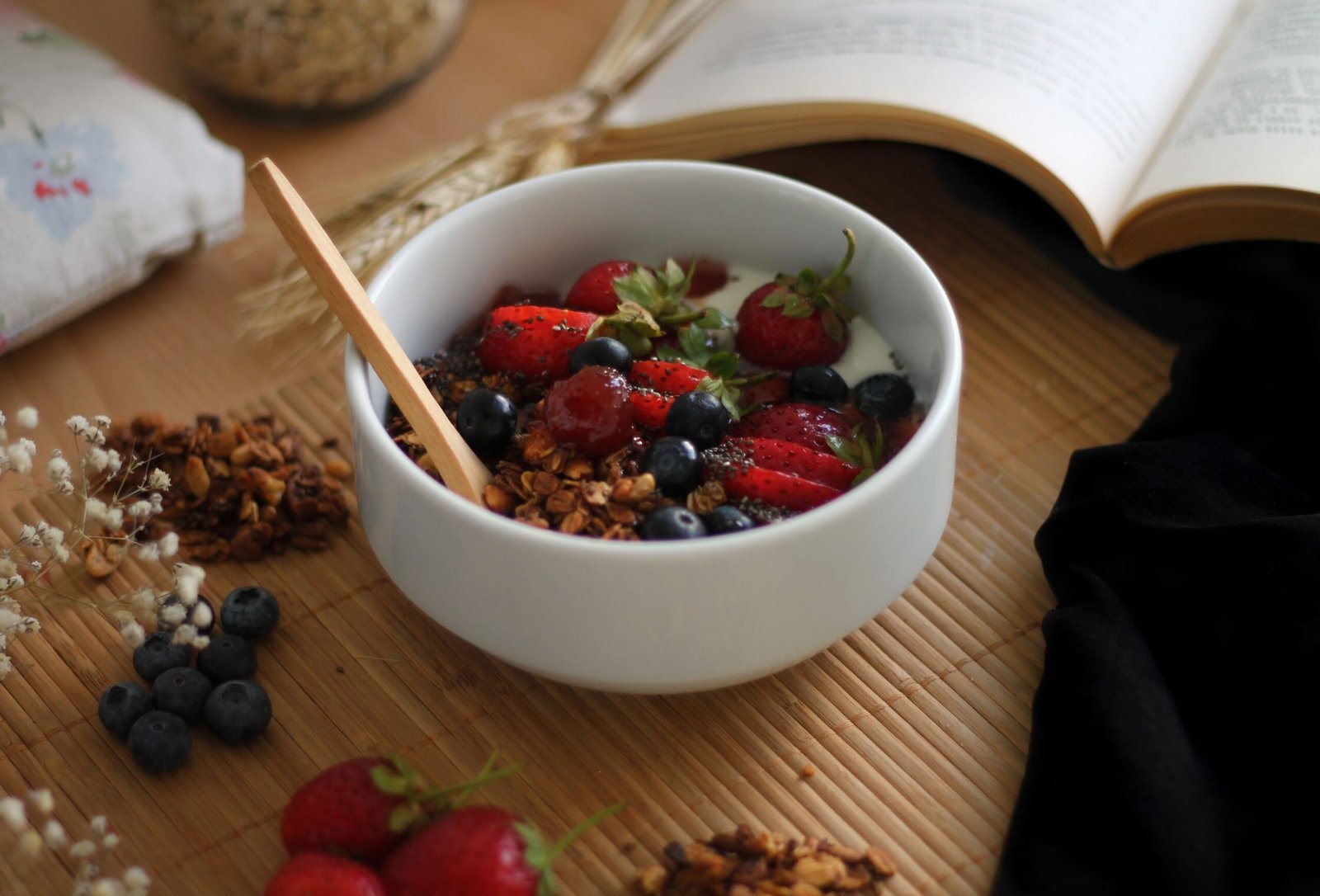yogur con granola casera y frutos rojos
