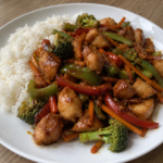 Pollo teriyaki casero con arroz y verduras salteadas, dulce, salado y listo en menos de 30 minutos.