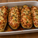 Berenjenas rellenas de pavo y verduras al horno, jugosas y ligeras, un plato mediterráneo completo en un solo bocado.