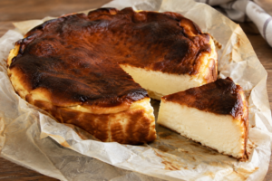 Tarta de queso vasca ligera: la versión ligera de la original que nadie diferencia