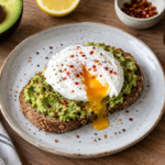 Tostadas de aguacate y huevo poché caseras, cremosas y listas en 15 minutos. El truco del vinagre que nunca falla.